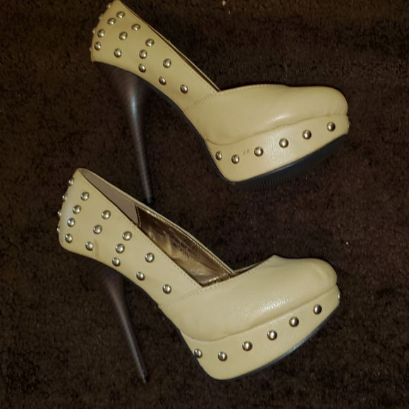 Nude High Heels with Gold Accents - Picture 3 of 16